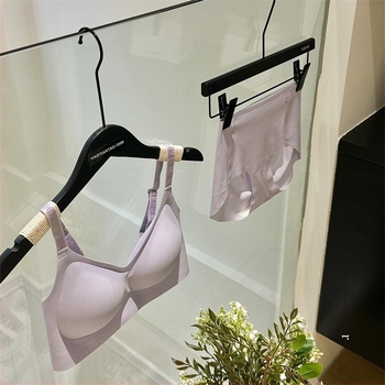 Set de sutien, cupa 1/2, cupă turnată medie, bretele fixe, închidere spate cu trei rânduri de cârlige