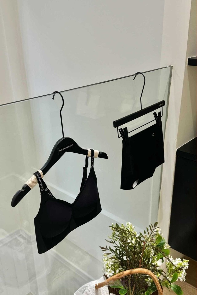 Set de sutien, cupa 1/2, cupă turnată medie, bretele fixe, închidere spate cu trei rânduri de cârlige