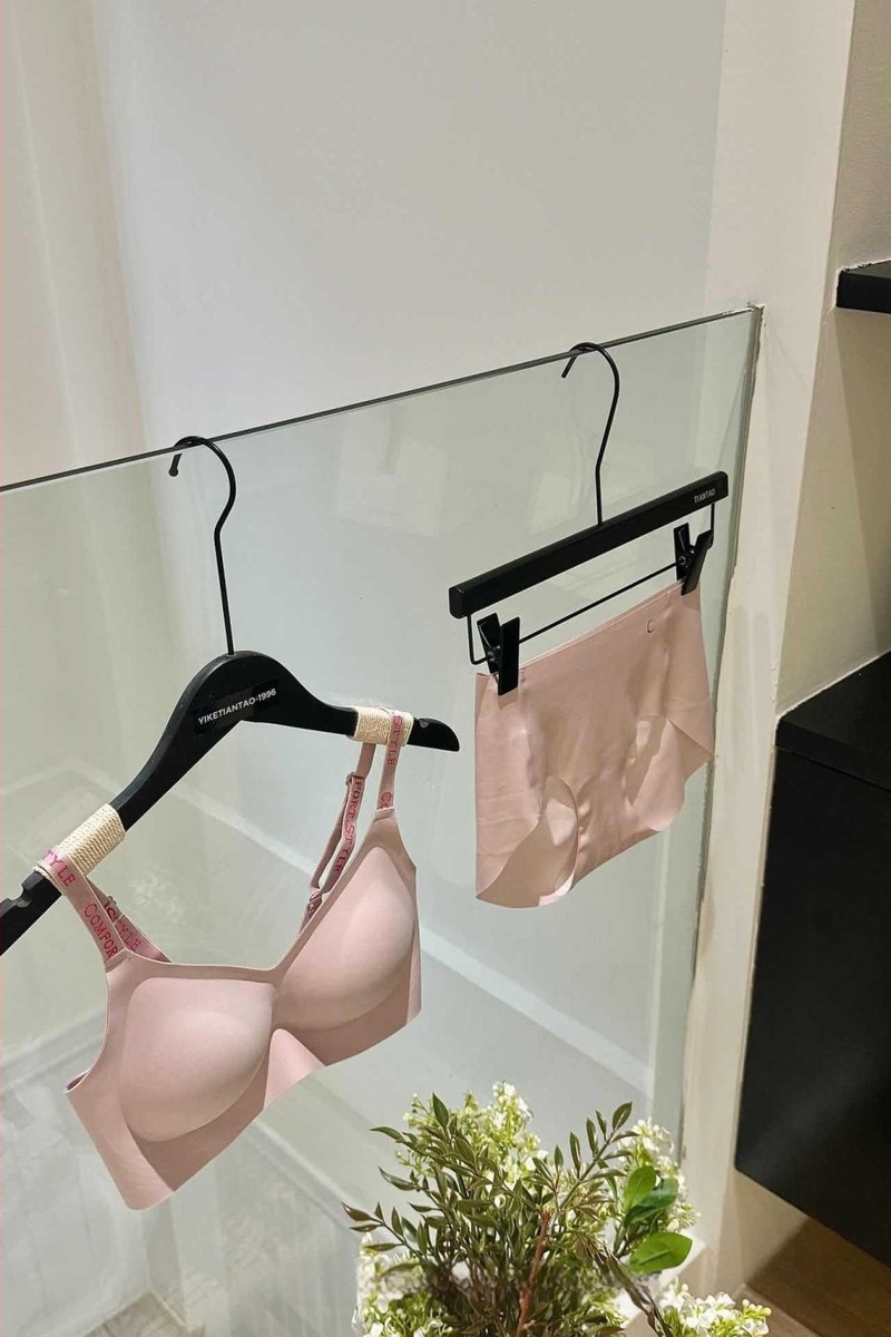 Set de sutien, cupa 1/2, cupă turnată medie, bretele fixe, închidere spate cu trei rânduri de cârlige