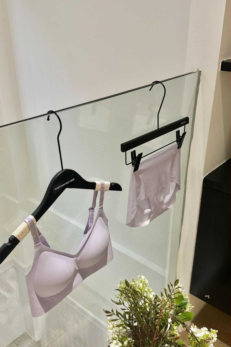 Set de sutien, cupa 1/2, cupă turnată medie, bretele fixe, închidere spate cu trei rânduri de cârlige