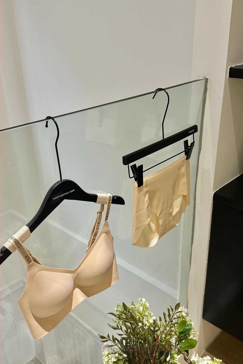 Set de sutien, cupa 1/2, cupă turnată medie, bretele fixe, închidere spate cu trei rânduri de cârlige