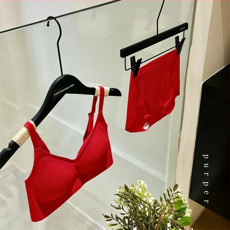 Set de sutien, cupa 1/2, cupă turnată medie, bretele fixe, închidere spate cu trei rânduri de cârlige