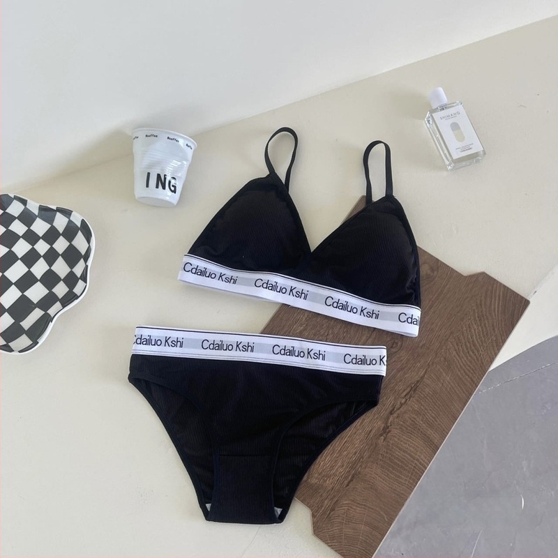 Set de lenjerie pentru femei: cupe triunghiulare, fără arc, cupe modelate, material nylon, bretele fixe duble