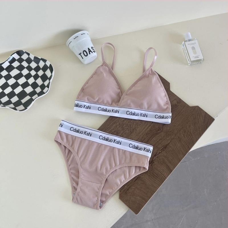 Set de lenjerie pentru femei: cupe triunghiulare, fără arc, cupe modelate, material nylon, bretele fixe duble