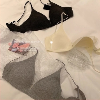 Sutien fără cusături, cupă triunghiulară, respirabil, plăcut la atingere, spate frumos