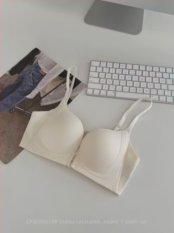 Sutien cu închidere frontală dublă, decolteu adânc în V, cupe 3/4, susținere laterală, material nylon, respirabil, fără cusături