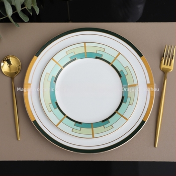 Farfurie rotundă din porțelan pentru decor hotelier, stil lux ușor retro, model în dungi, suprafață glazurată.