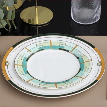 Farfurie rotundă din porțelan pentru decor hotelier, stil lux ușor retro, model în dungi, suprafață glazurată.