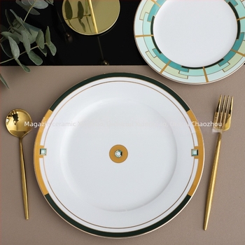 Farfurie rotundă din porțelan pentru decor hotelier, stil lux ușor retro, model în dungi, suprafață glazurată.