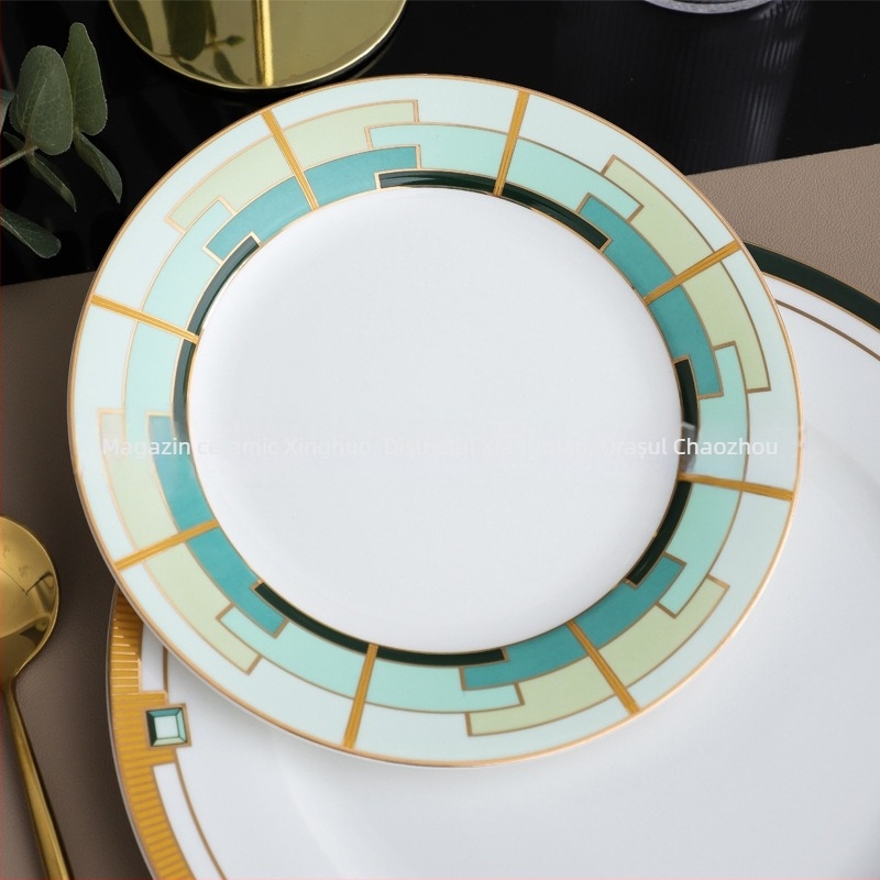 Farfurie rotundă din porțelan pentru decor hotelier, stil lux ușor retro, model în dungi, suprafață glazurată.