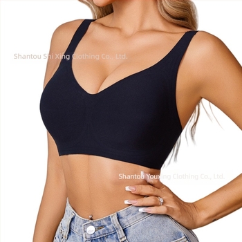 Sutien cu susținere moale, cupe 3/4 din bumbac, bretele fixe, închidere la spate cu patru rânduri de cârlige, căptușeală din nylon respirabil