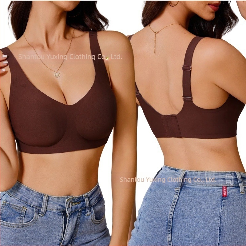 Sutien cu susținere moale, cupe 3/4 din bumbac, bretele fixe, închidere la spate cu patru rânduri de cârlige, căptușeală din nylon respirabil