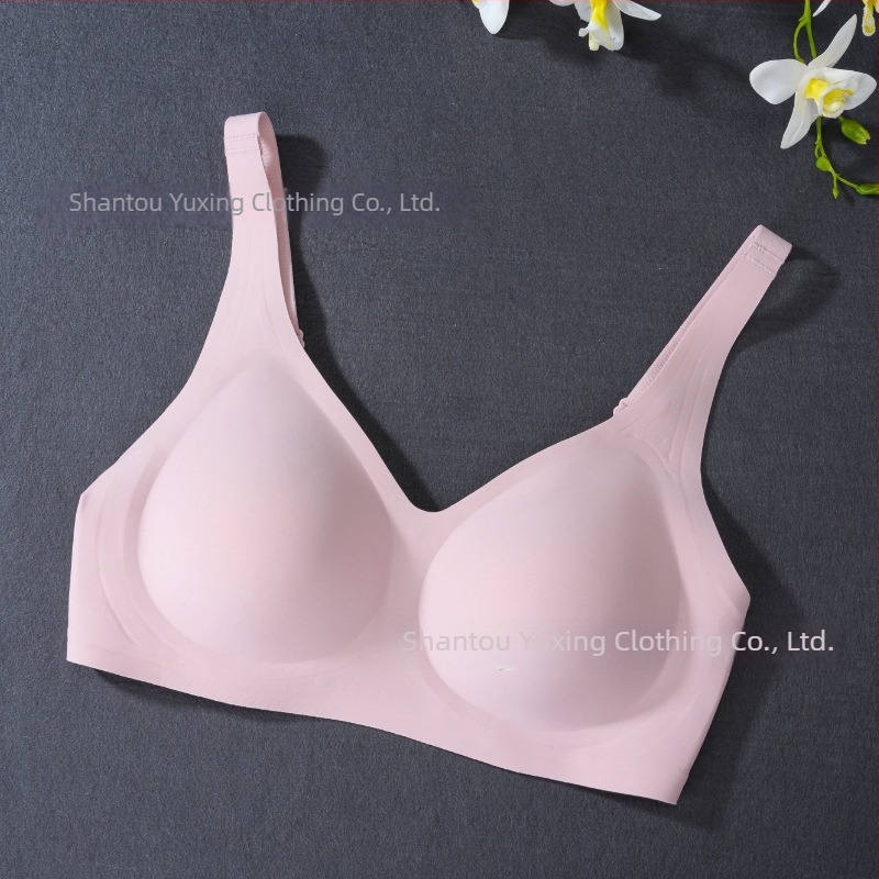 Sutien cu susținere moale, cupe 3/4 din bumbac, bretele fixe, închidere la spate cu patru rânduri de cârlige, căptușeală din nylon respirabil