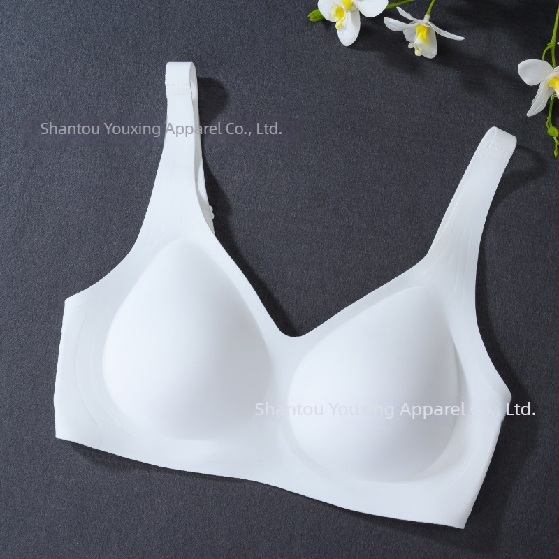 Sutien cu susținere moale, cupe 3/4 din bumbac, bretele fixe, închidere la spate cu patru rânduri de cârlige, căptușeală din nylon respirabil