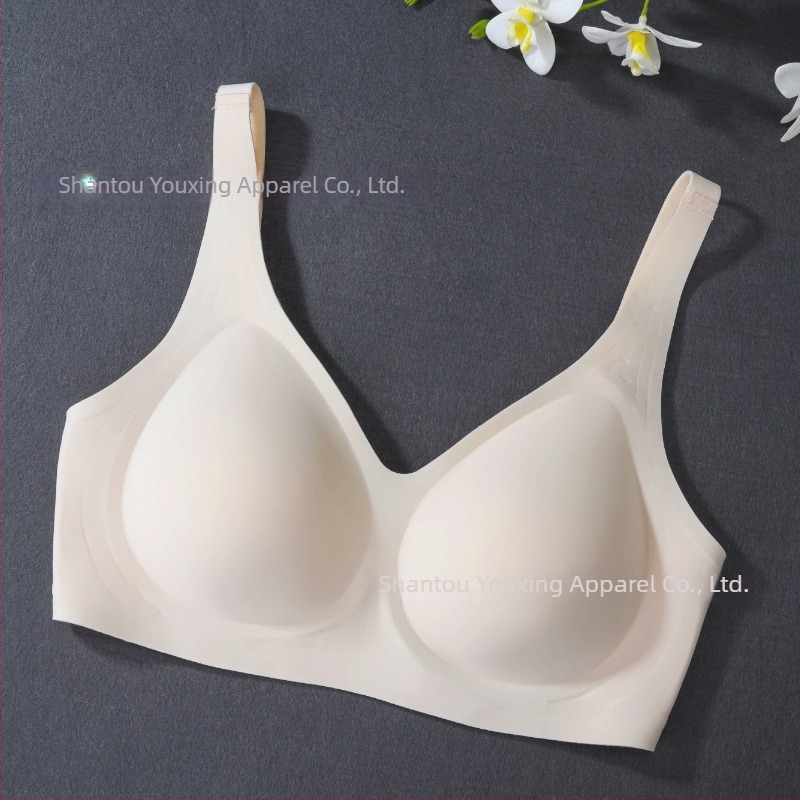 Sutien cu susținere moale, cupe 3/4 din bumbac, bretele fixe, închidere la spate cu patru rânduri de cârlige, căptușeală din nylon respirabil