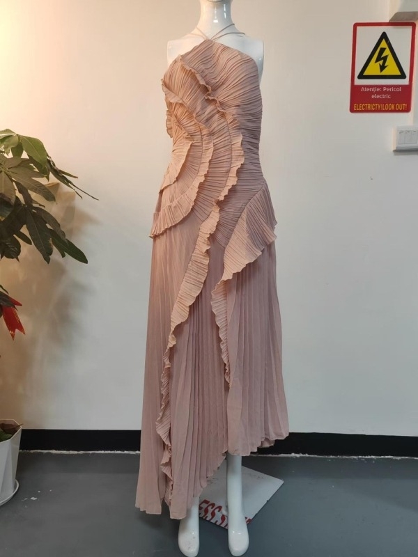 Rochie din șifon fără bretele, fără spate, cu deschidere laterală