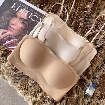 Sutien din bumbac, cupă 3/4, fără bretele, închidere la spate cu patru rânduri de carlige, cupă modelată cu partea superioară subțire și partea inferioară mai lată