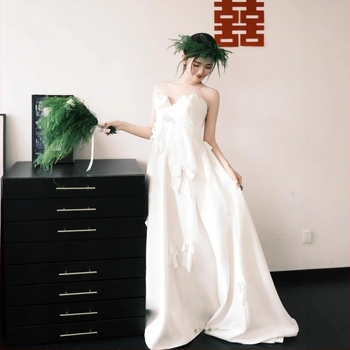 Rochie de mireasă din poliester, stil A-line, talie înaltă, fără mâneci, lungă.