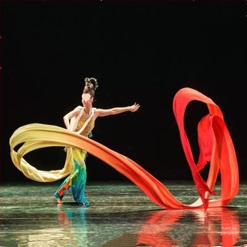 Panglică lungă de dans fluidă pentru dans aerian, cu bețișor – versiune extinsă, inspirată de Dunhuang, pentru podium