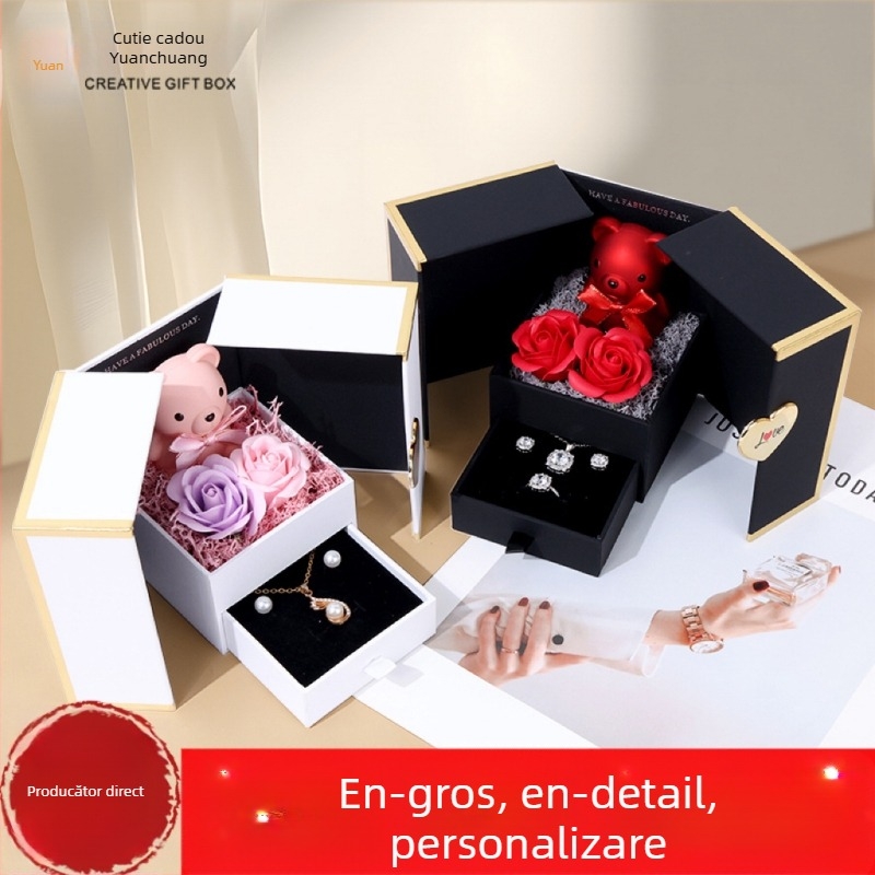 Cutie de bijuterii pentru inele, cu deschidere dublă, design urs-trandafiri (Material: plastic + hârtie; Brand: Double Bear; Ambalare: cutie; Scop: ambalare inele; Ambalaj special: ambalaj pentru bijuterii)