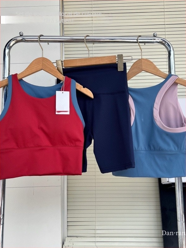 Costum sport feminin: Sutien de antrenament integrat cu pantaloni scurți, țesătură corduroy, compoziție din in