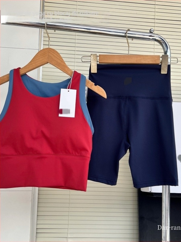 Costum sport feminin: Sutien de antrenament integrat cu pantaloni scurți, țesătură corduroy, compoziție din in