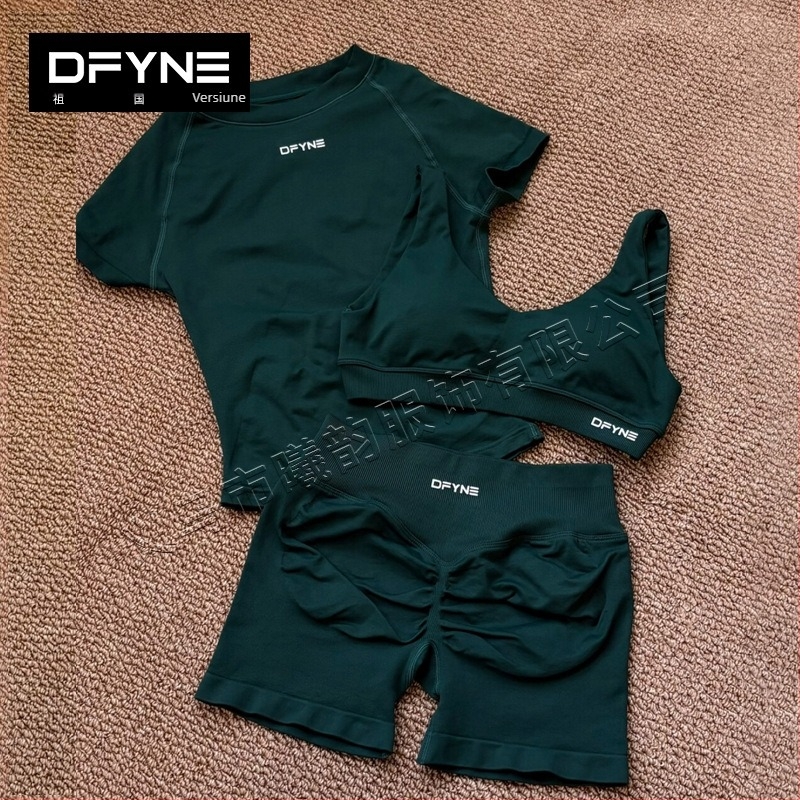 Dfyne set de fitness din trei piese: top cu mânecă scurtă și șorturi, material nylon-spandex, rezistent la abraziune, lungime până la abdomen, guler rotund