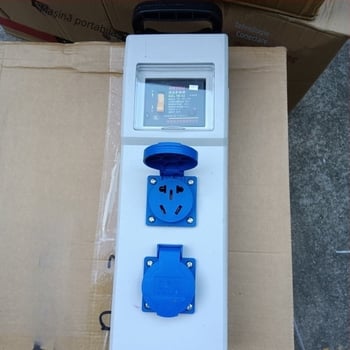 Cutie electrică portabilă pentru șantier cu protecție la scurgeri, IP54, montaj pe suprafață, carcasă din policarbonat, prize plug-in