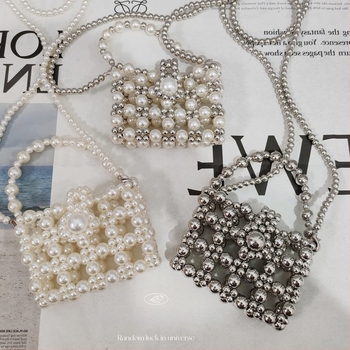 Geantă crossbody din mărgele cu perle artificiale, stil urban minimalist, formă pătrată orizontală, închidere cu capac, căptușeală poliester, două curele