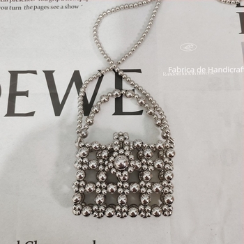 Geantă crossbody din mărgele cu perle artificiale, stil urban minimalist, formă pătrată orizontală, închidere cu capac, căptușeală poliester, două curele