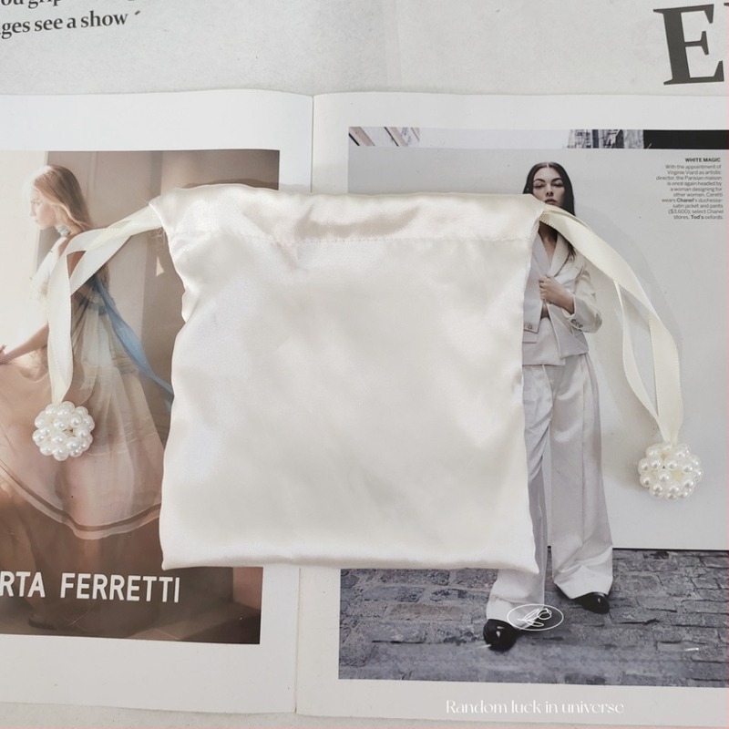 Geantă crossbody din mărgele cu perle artificiale, stil urban minimalist, formă pătrată orizontală, închidere cu capac, căptușeală poliester, două curele