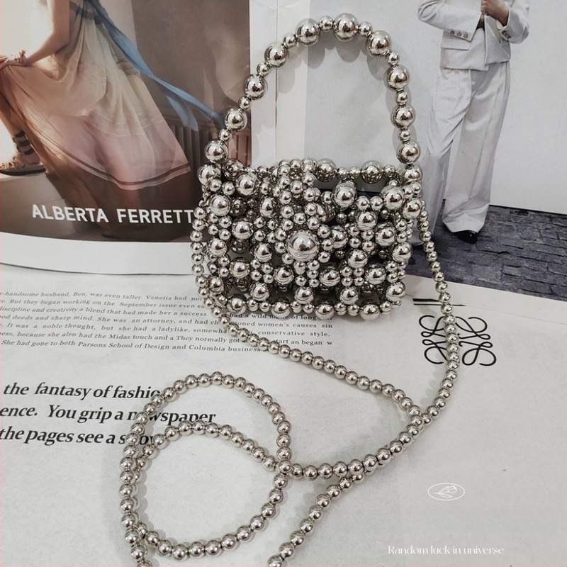 Geantă crossbody din mărgele cu perle artificiale, stil urban minimalist, formă pătrată orizontală, închidere cu capac, căptușeală poliester, două curele