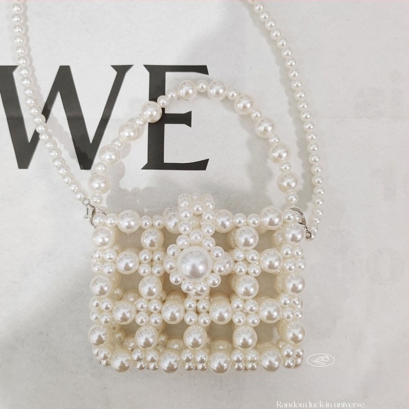 Geantă crossbody din mărgele cu perle artificiale, stil urban minimalist, formă pătrată orizontală, închidere cu capac, căptușeală poliester, două curele