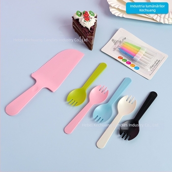 Set plastic de ziua de naștere: farfurie, furculițe, cuțite și lumânări – 4 în 1