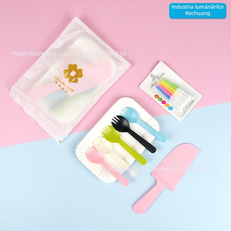 Set plastic de ziua de naștere: farfurie, furculițe, cuțite și lumânări – 4 în 1