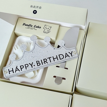 Set tacâmuri și farfurioare pentru tort, de unică folosință - plastic pătrat, servește 5 sau 10 porții, personalizare disponibilă (Plastic; Pătrat; Servește 5/10 porții; De unică folosință; Personalizare disponibilă)