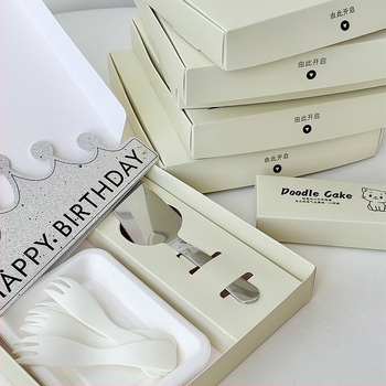 Set tacâmuri și farfurioare pentru tort, de unică folosință - plastic pătrat, servește 5 sau 10 porții, personalizare disponibilă (Plastic; Pătrat; Servește 5/10 porții; De unică folosință; Personalizare disponibilă)