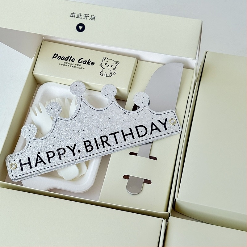 Set tacâmuri și farfurioare pentru tort, de unică folosință - plastic pătrat, servește 5 sau 10 porții, personalizare disponibilă (Plastic; Pătrat; Servește 5/10 porții; De unică folosință; Personalizare disponibilă)