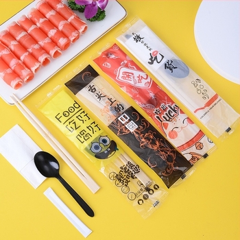 Set de tacâmuri de unică folosință din bambus, patru piese: bețișoare, lingură, scobitoare și șervet, biodegradabil, pentru o singură utilizare