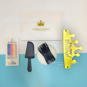 Set de tacâmuri de unică folosință pentru tort de ziua ta – Patru în unu: farfurie rotundă cu design de picătură de apă, furculițe în valuri, linguri și cuțite îngroșate