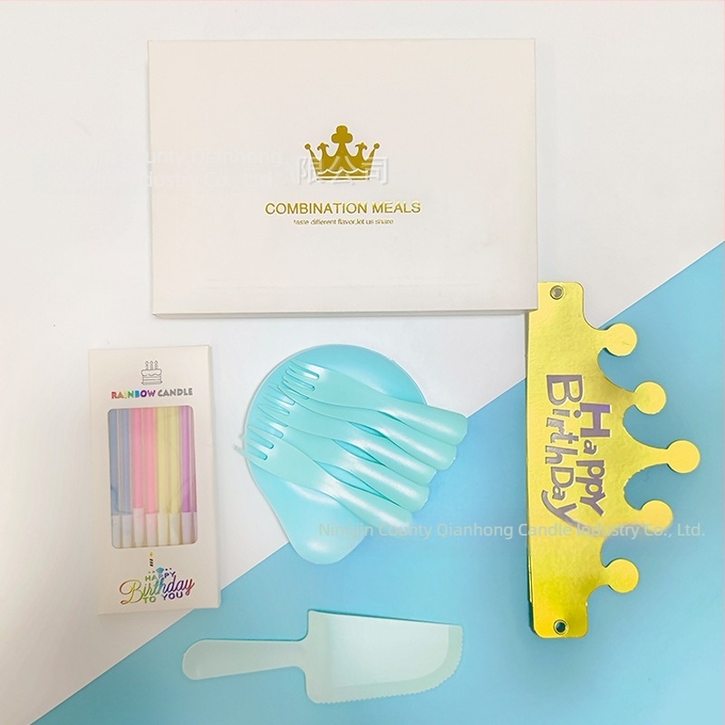 Set de tacâmuri de unică folosință pentru tort de ziua ta – Patru în unu: farfurie rotundă cu design de picătură de apă, furculițe în valuri, linguri și cuțite îngroșate