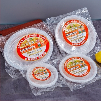 Farfurie de unică folosință din plastic, rezistentă la temperaturi înalte, transparentă, rotundă, cu model uniform.