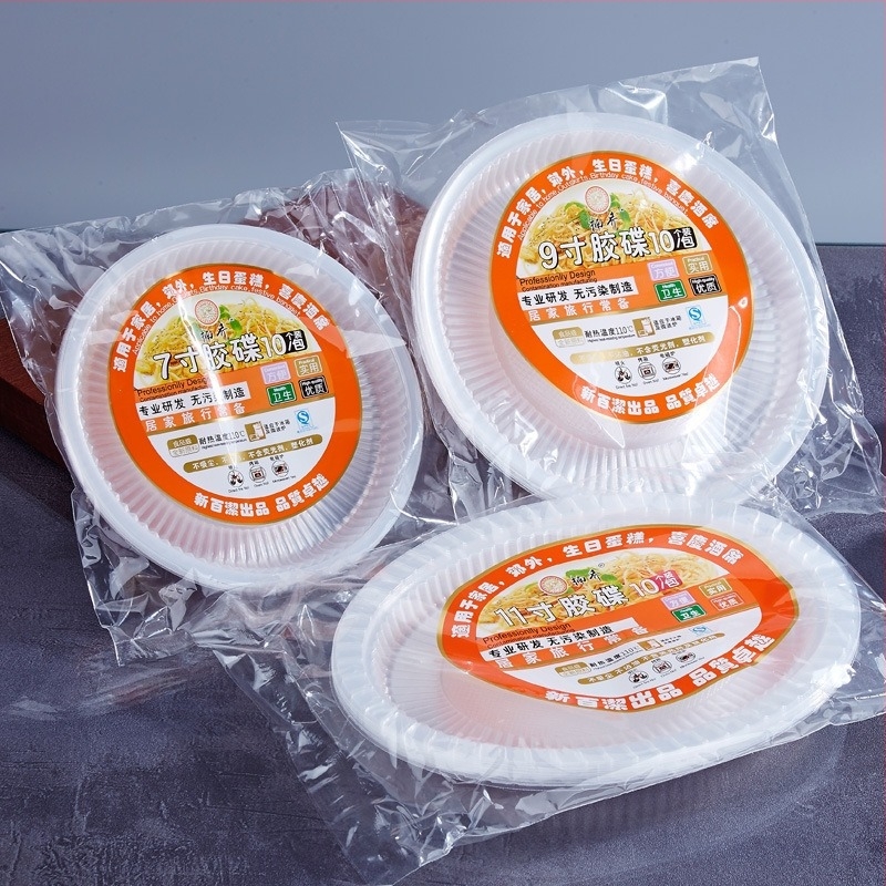 Farfurie de unică folosință din plastic, rezistentă la temperaturi înalte, transparentă, rotundă, cu model uniform.