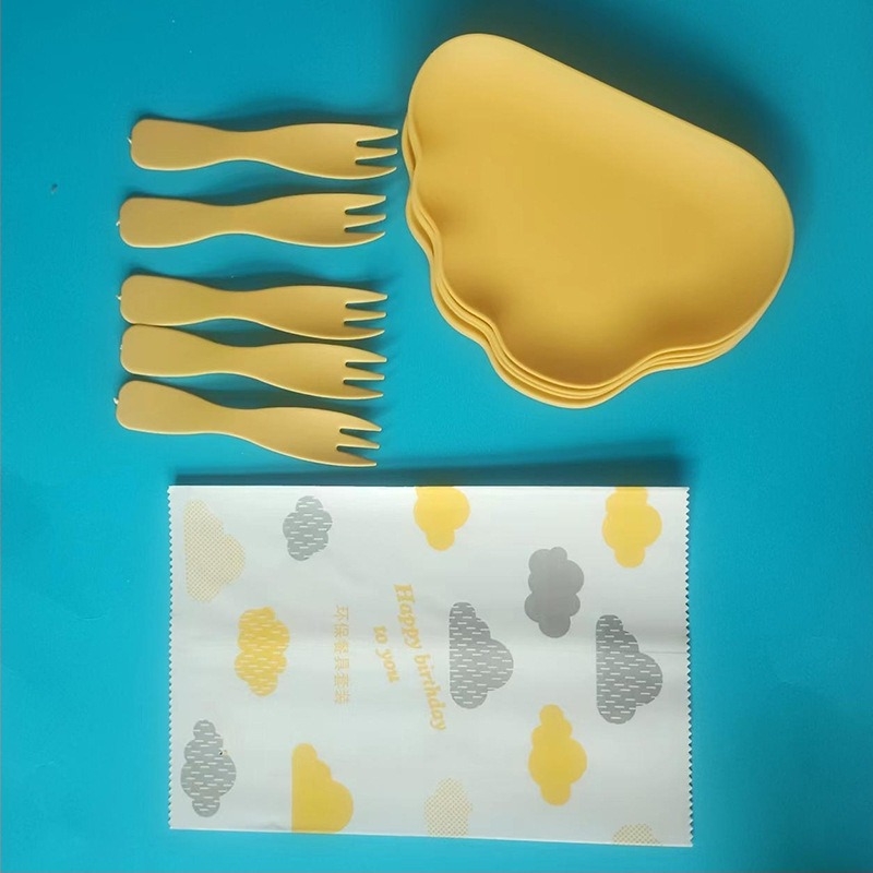 Set de tacâmuri de unică folosință pentru prăjitură: cuțit, furculiță și farfurie în stil european, cu furculiță curbată și design cu nori, din plastic, grosime 0,5, logo tipărit, personalizare disponibilă, 300 de seturi