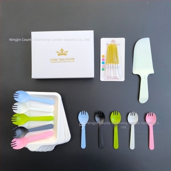 Set de veselă de unică folosință 5‑în‑1: farfurie pătrată din pulpă de hârtie cu furculă, cuțit și lingură; 120–200 buc./cutie.