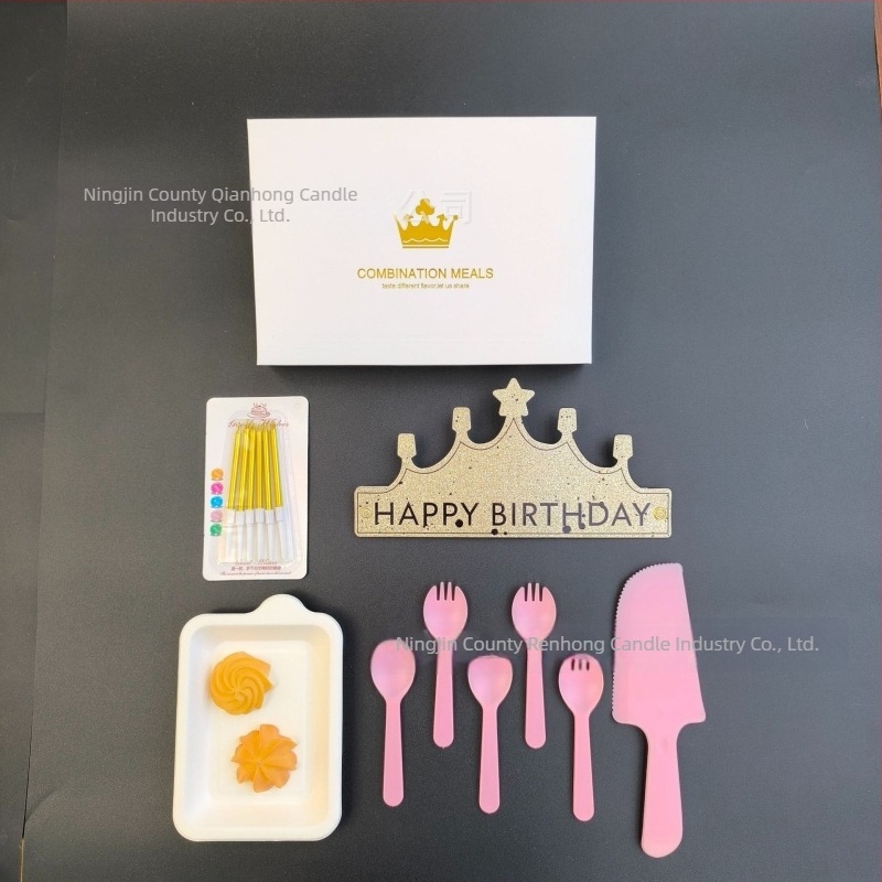 Set de veselă de unică folosință 5‑în‑1: farfurie pătrată din pulpă de hârtie cu furculă, cuțit și lingură; 120–200 buc./cutie.