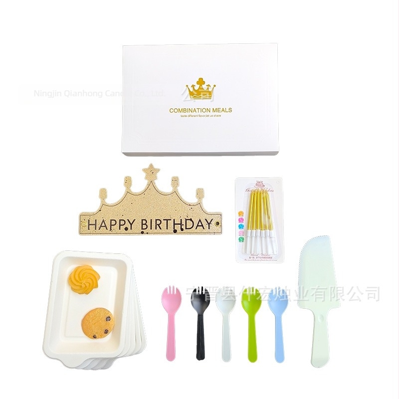 Set de veselă de unică folosință 5‑în‑1: farfurie pătrată din pulpă de hârtie cu furculă, cuțit și lingură; 120–200 buc./cutie.