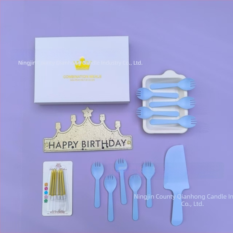 Set de veselă de unică folosință 5‑în‑1: farfurie pătrată din pulpă de hârtie cu furculă, cuțit și lingură; 120–200 buc./cutie.