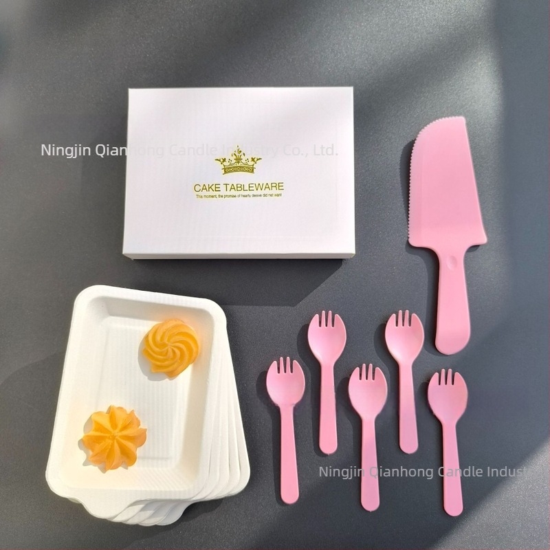 Set de veselă de unică folosință 5‑în‑1: farfurie pătrată din pulpă de hârtie cu furculă, cuțit și lingură; 120–200 buc./cutie.