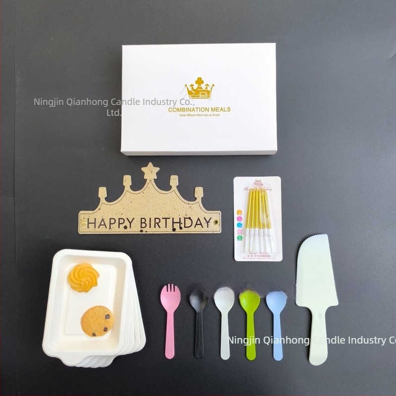 Set de veselă de unică folosință 5‑în‑1: farfurie pătrată din pulpă de hârtie cu furculă, cuțit și lingură; 120–200 buc./cutie.